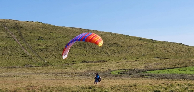  Aventurero volando parapentes de colores 